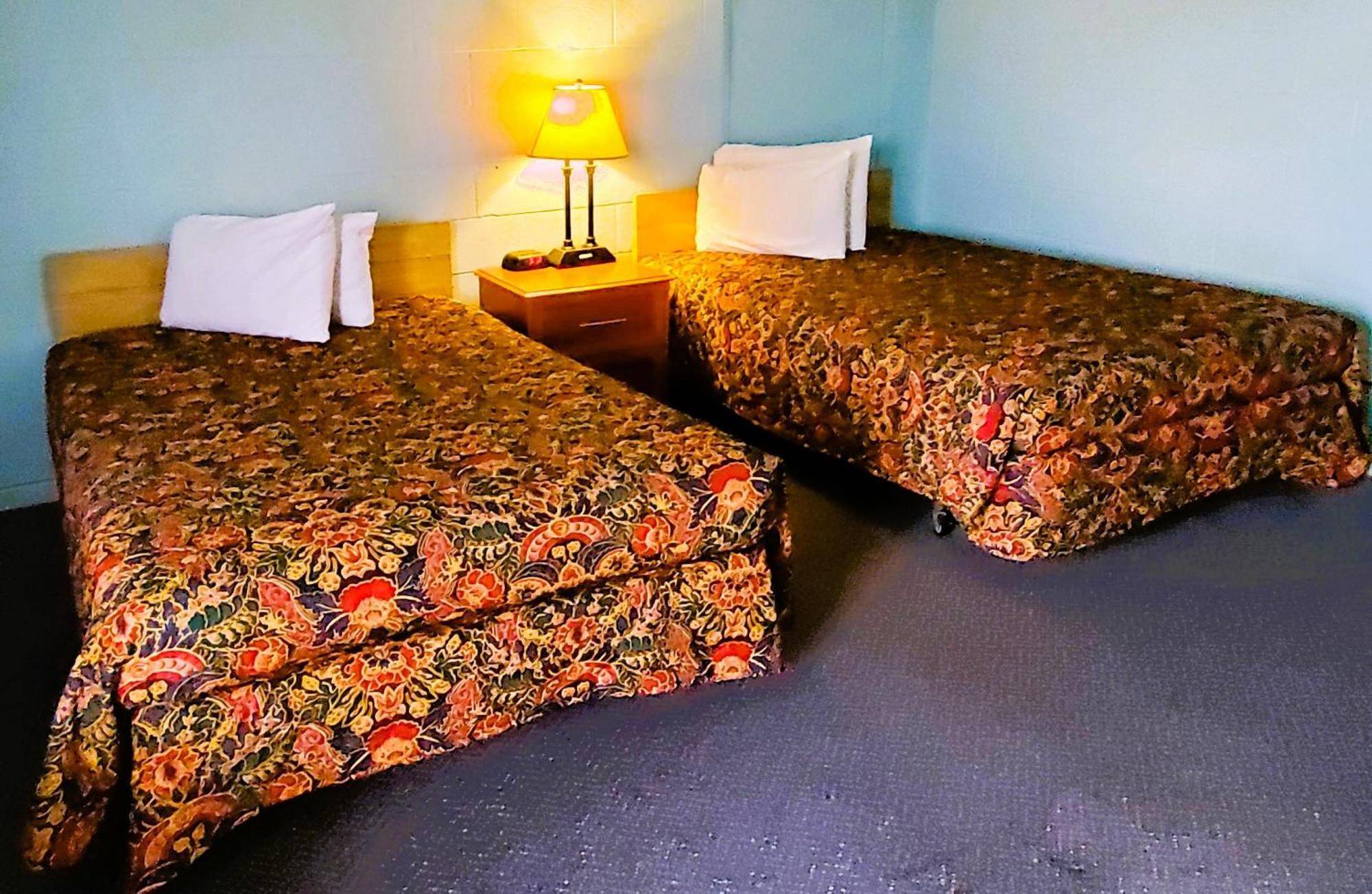 Holiday Host Motel & Rv Park โซนอรา ภายนอก รูปภาพ